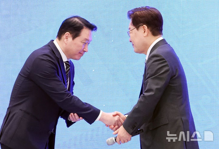 <b>이 대통령</b>, <b>최태원</b>과 비공개 <b>만찬</b>…반도체팹·대미투자 논의한 듯
