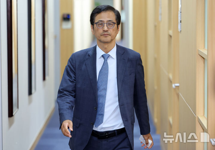 [서울=뉴시스] 황준선 기자 = 한편 18일부로 준비기간을 맞이한 선관위 특검팀(특별검사 이태한)은 전날 합수본을 예방,<a href=