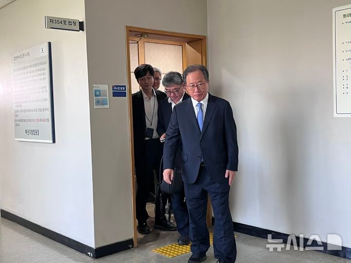 <b>무죄</b> 판결 선고 후 법정 나서는 <b>김석준</b> 부산교육감