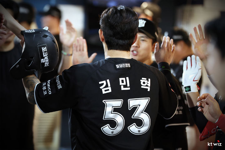 '김민혁 싹쓸이 역전타' <b>KT</b>, LG에 <b>16-4</b> 대역전극…연패 끊고 선두 수성