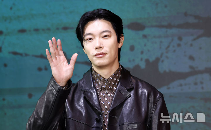 류준열, '<b>들쥐</b>'로 첫 1인2역 도전…"해볼 수 있는 건 다 했죠"