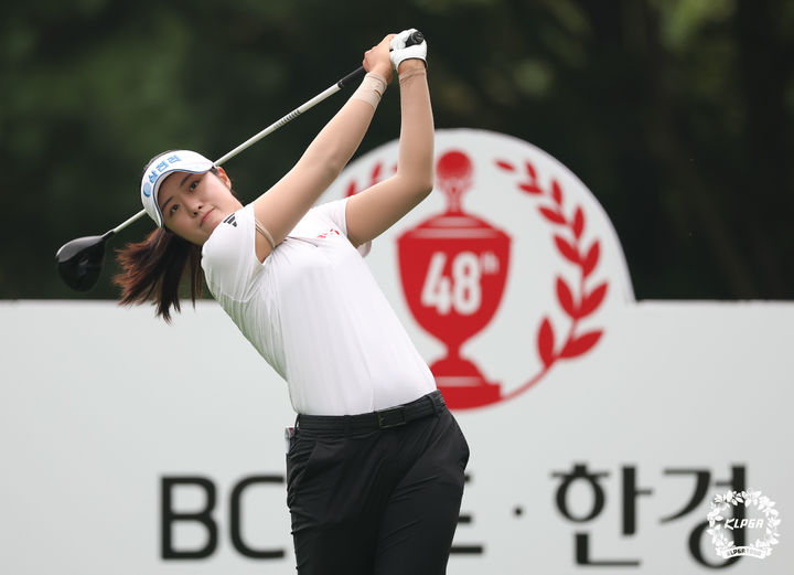 <b>서교림</b>, <b>KLPGA</b> 챔피언십 2R 공동 선두 도약…김민솔은 3위