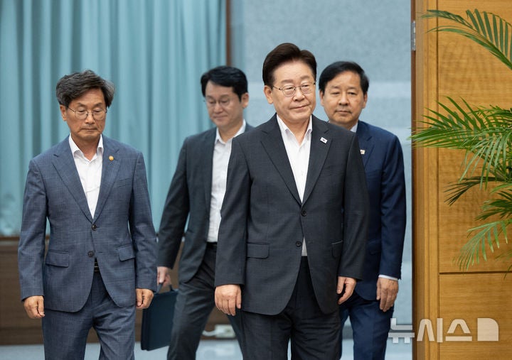 李대통령, <b>노웅래</b> 2심 <b>무죄</b>에 "정치검찰 패악질에 읍참마속…공천 배제...