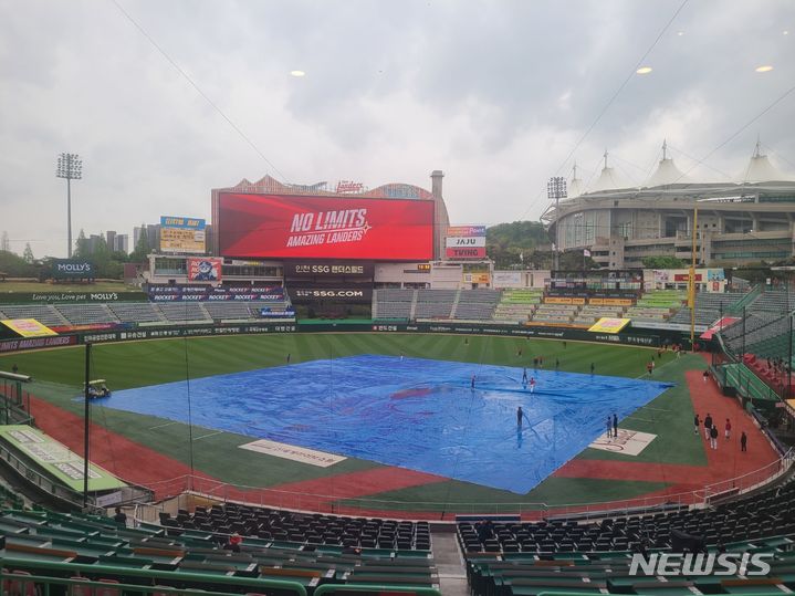 인천에 쏟아진 비…<b>프로야구</b> KT-SSG전 <b>우천 취소</b>