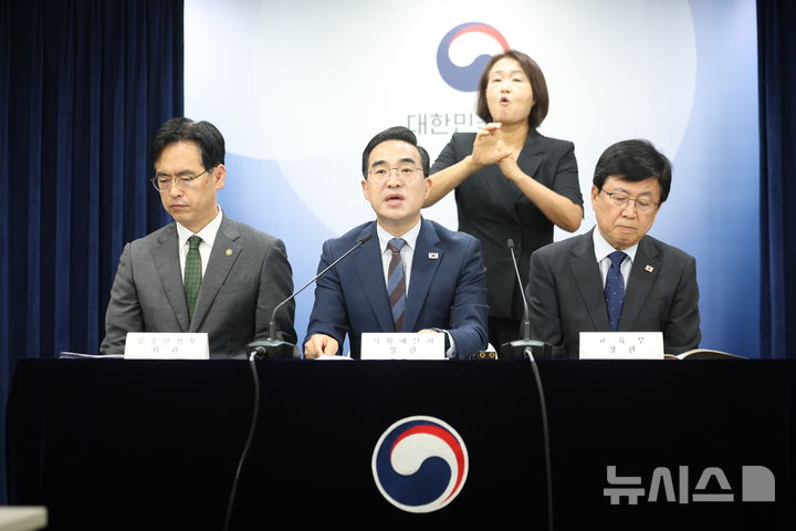 [서울=뉴시스] 김선웅 기자 = 박홍근 기획예산처 장관이 21일 서울 종로구 정부서울청사에서 제1차 재정운용전략협의회 관계부처 합동 브리핑을 하고 있다.왼쪽부터 김민재 행정안전부 차관,<a href=