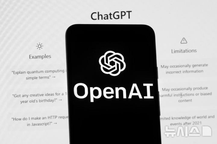 [보스턴=AP/뉴시스] 컴퓨터 화면에 챗GPT 홈페이지가 표시된 가운데 휴대전화에 오픈AI 로고가 보이고 있다. 2023.03.17.