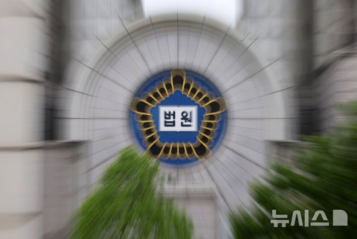 재판 멈춰놓고 기록 열람도 안 해줘? 법원이 헌재 향해 던진 직구