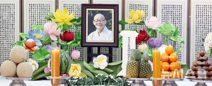 <b>명진스님</b>, 마석 민주열사묘역에 안장…장례위 "바다수영 중 심정지 추정...
