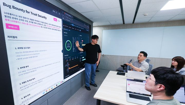 [서울=뉴시스] LG유플러스가 글로벌 화이트해커 플랫폼 해커원(HackerOne)과 손잡고 글로벌 버그바운티(Bug Bounty) 프로그램을 시작한다고 24일 밝혔다.(사진=LGU+ 제공) 2026.08.24.p