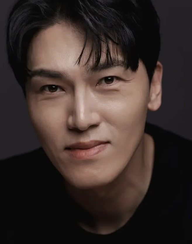 '<b>문근영</b>과 <b>결혼</b>' 정평, 새 프로필 공개…훈훈한 비주얼
