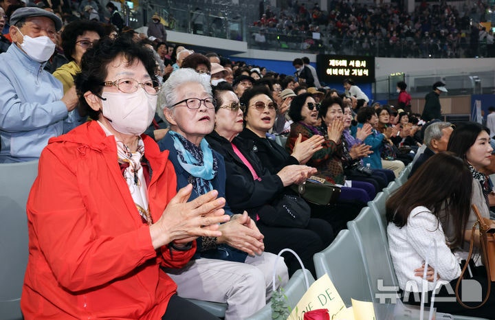 65세 이상 <b>연금</b>수급 912만명 '역대 최대'…月평균 70만원 돌파