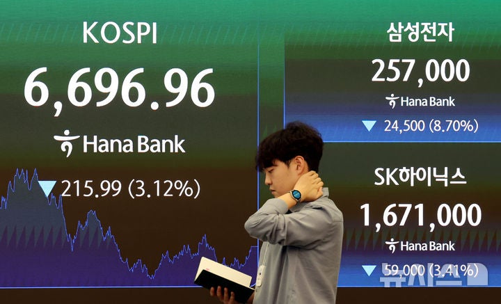 떨어진 주가, 오르는 물가…<b>소비</b>자<b>심리 4개월</b> 만에 <b>하락</b>