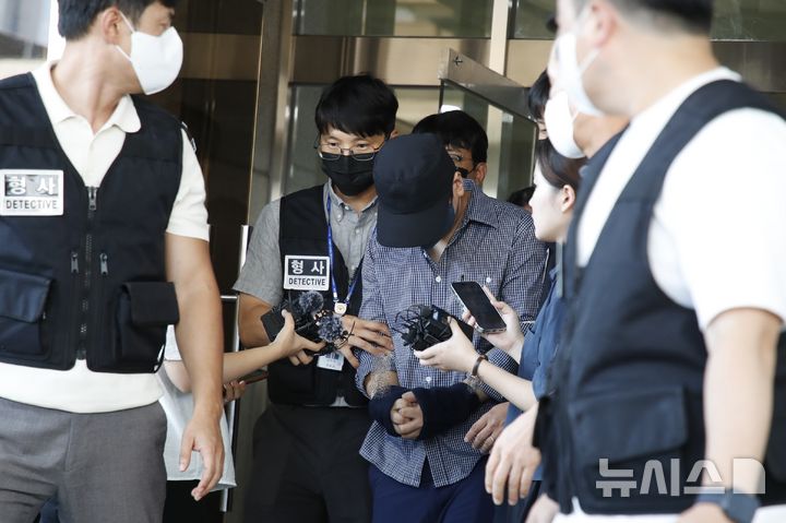 [제주=뉴시스] 우장호 기자 = 장미란(37)씨 등 실종자 허위 종결 사건으로 직무유기 등 혐의를 받고 있는 제주 서부경찰서 소속 A경장이 25일 오후 제주지방법원에서 구속 전 피의자 심문(영장실질심사)를 받은 후 