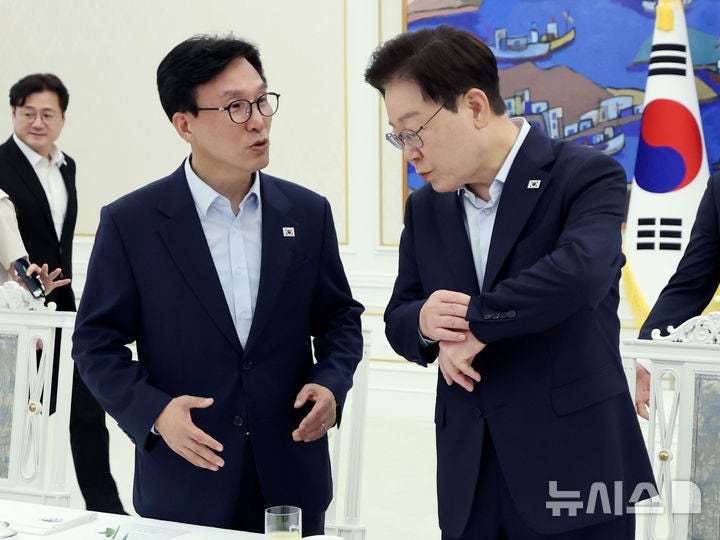 與 "김민석, 李대통령에 '<b>인요한</b>, <b>적십자사 회장</b> 임명 않는 게 좋겠다' ...