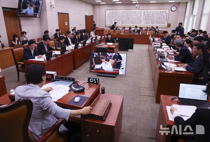 의사봉 두드리는 <b>서영교</b> 국회 <b>법사위원장</b>