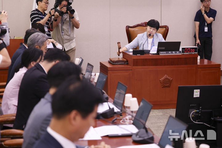의사봉 두드리는 <b>서영교</b> 국회 <b>법사위원장</b>