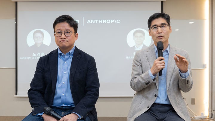 [서울=뉴시스] 노경훈 AWS코리아 금융산업·공공부문 리더(왼쪽)와 최기영 앤트로픽코리아 대표가 27일 서울 중구 대한상공회의소에서 열린 'AWS 파이낸셜 서비스 포럼 서울 2026' 기자간담회에 참석했다. (사진=