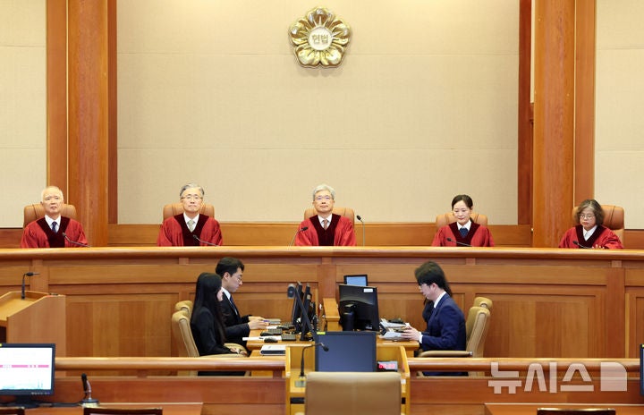 <b>헌재</b> "국내 출생 외국인 아동 출생등록 제도 없는 것은 <b>위헌</b>'"
