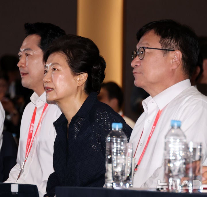 국민의힘 <b>연찬회 참석</b>한 <b>박근혜</b> 전 대통령