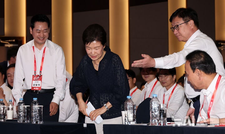 국민의힘 <b>연찬회 참석</b>한 <b>박근혜</b> 전 대통령
