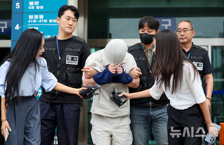 [대구=뉴시스] 이무열 기자 = 경북 경산에서 20대 중국인 여성 유학생을 살해한 혐의를 받는 중국인 대학 강사 정모(30대)씨가 27일 대구 수성구 대구지방법원에서 열린 구속 전 피의자 심문(영장실질심사)을 받은 