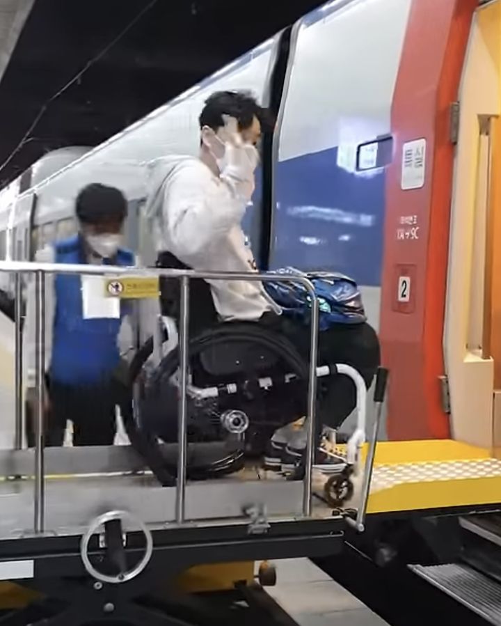 <b>박위</b>, <b>KTX</b> CCTV 공개 논란 속 과거 <b>탑승</b> 영상 어땠나