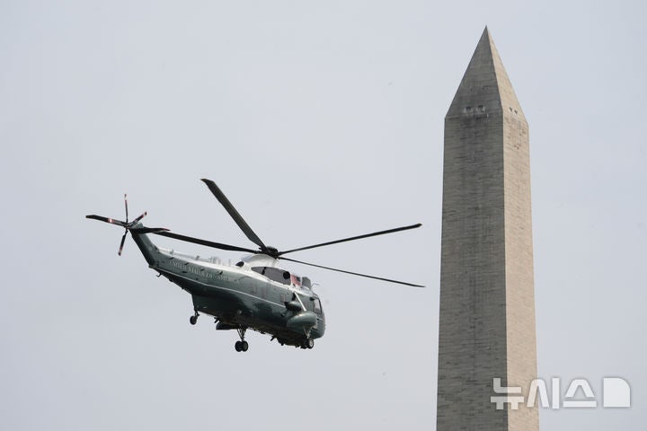 [워싱턴=AP/뉴시스] 27일(현지시간) AP통신에 따르면 미 국가교통안전위원회(NTSB)는 예비보고서에서 백악관 공사로 마린원의 이륙 장소가 바뀌면서 관제탑과 교신에 차질이 빚어졌다고 밝혔다. 사진은 이날 도널드 
