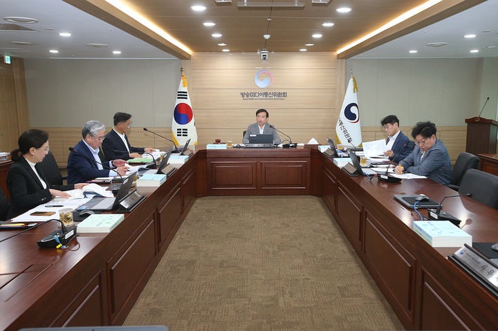 [서울=뉴시스] 방송미디어통신위원회가 28일 열린 제31차 전체회의에서 방송법 위반 YTN과 연합뉴스TV에 대해 승인 유효기간 단축 3개월 처분을 부과했다. (사진=방미통위 제공) 2026.08.28. photo@n