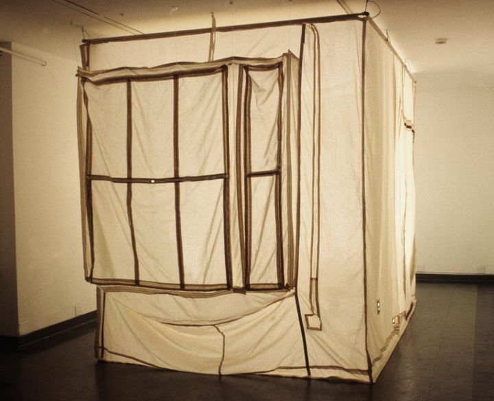 〈516호_516호-I_516호-II〉,1994995,옥양목,지퍼,266.7 × 213.4 × 365.8 cm.작가 제공.서도호 *재판매 및 DB 금지