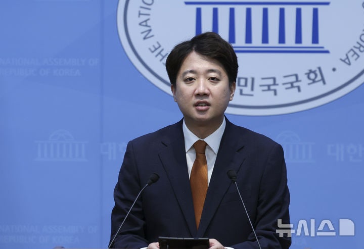 與 "'<b>이준석 민주당 합당설</b>' 전혀 사실 아니야"