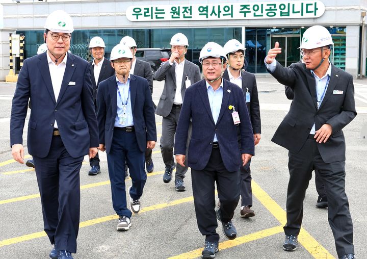 [서울=뉴시스] 김성환 기후에너지환경부 장관이 15일 부산 기장군 고리 원전 현장을 점검하고 원전 안전 운영을 위한 철저한 대비를 당부하고 있다. (사진=기후에너지환경부 제공) 2025.10.15. photo@new