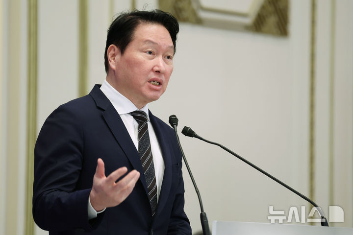 [서울=뉴시스] 조성봉 기자 = 최태원 SK그룹 회장은 31일 일본 센다이에서 열린 한일상공회의소 회장단 회의 참석 중 일본 내 메모리 반도체 합작공장 설립 가능성을 검토하고 있다고 밝혔다.사진은 최태원 회장이 지