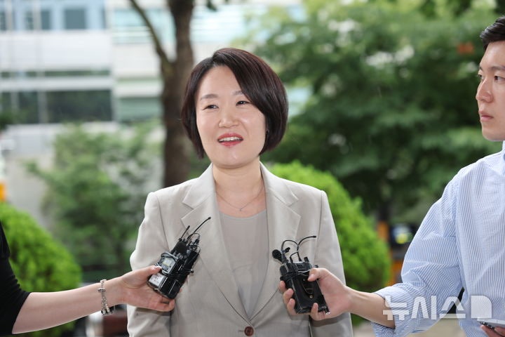 '중기<b>장관</b> 후보' <b>이소영</b> 첫 출근…"규제개혁부 <b>장관</b>될 것"