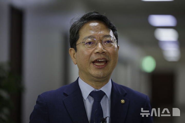 與 <b>김승원</b> 법무부 장관 후보자, 법사1소위 주재…국힘 "이해충돌" 반발