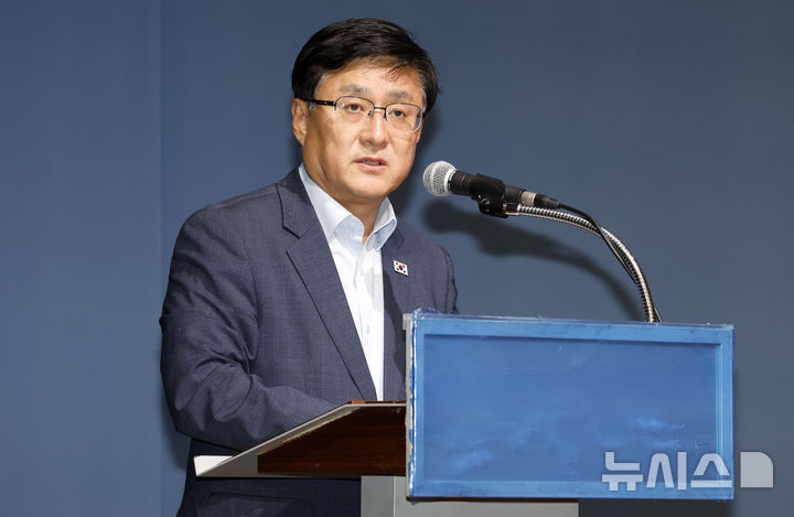 [서울=뉴시스] 김혜진 기자 = 김성환 기후에너지환경부장관이 31일 서울 중구 대한상공회의소에서 열린 가습기살균제 피해자 간담회에서 발언하고 있다.2026.08.31.