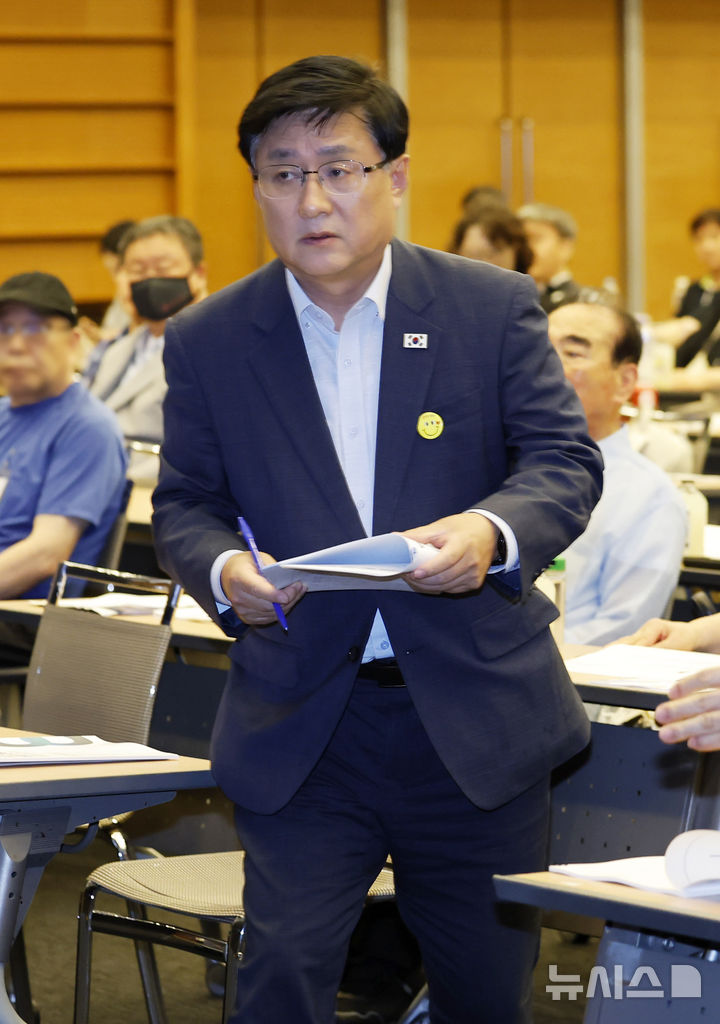 [서울=뉴시스] 김혜진 기자 = 김성환 기후에너지환경부장관이 31일 서울 중구 대한상공회의소에서 열린 가습기살균제 피해자 간담회에 참석하고 있다.2026.08.31.