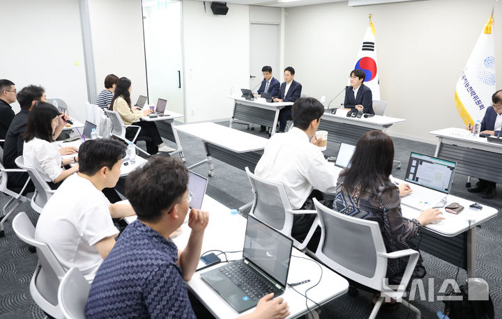 [서울=뉴시스] 황준선 기자 = 하정우 국가인공지능전략위원회 상근 부위원장이 31일 오후 서울 중구 국가인공지능전략위원회에서 열린 취임 기자간담회에서 발언하고 있다. 2026.08.31. hwang@newsis.co