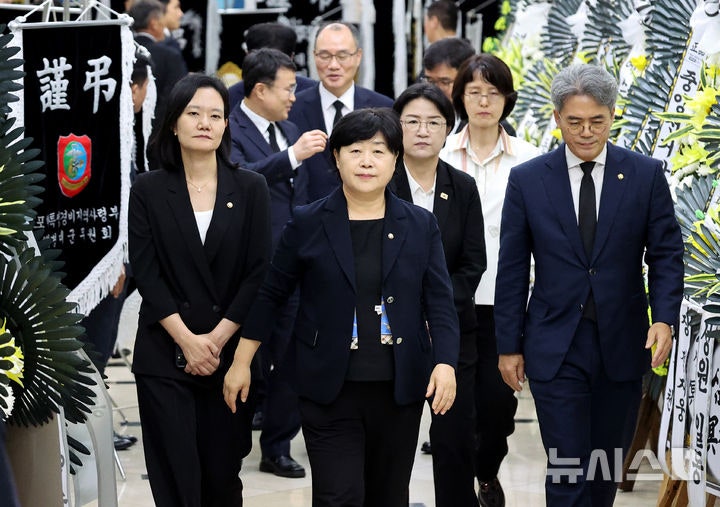 조희대 대법원장 부친상 <b>조문</b> 마친 <b>서영교</b> 법사위원장