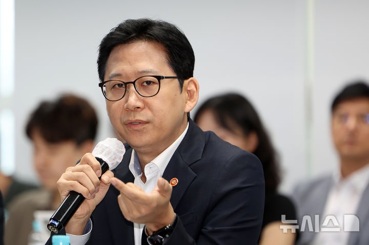 [서울=뉴시스] 김명년 기자 = 배경훈 부총리 겸 과학기술정보통신부 장관이 20일 오전 서울 HJ 비즈니스센터 광화문에서 열린 개방형 인공지능 컴퓨팅 인프라 생태계 구축을 위한 업계 간담회에서 모두발언하고 있다. 2
