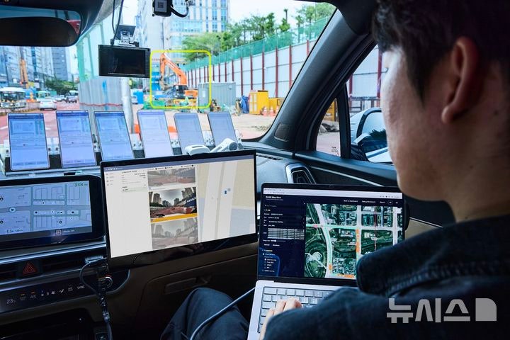 [분당=뉴시스] 윤현성 기자 = SK텔레콤은 회사 업무 차량이 촬영한 영상을 AI로 분석해 통신 인프라 안전 점검을 자동화한 '톺다' 솔루션을 상용화했다고 1일 밝혔다. 사진은 차량의 영상을 확인하며 톺다 솔루션을 