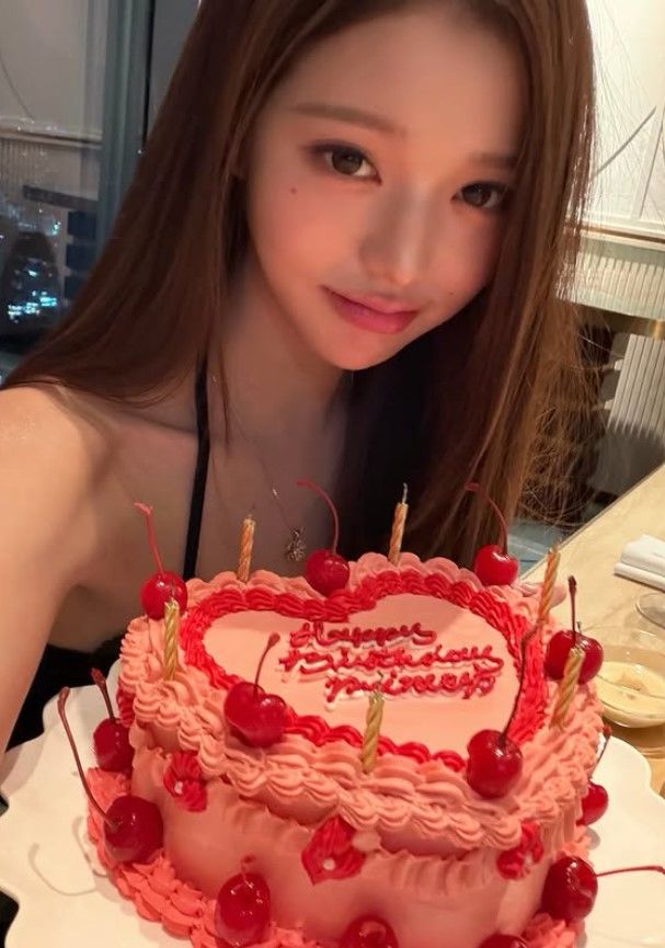 장원영, 생일날 <b>손종원</b> 레스토랑 찾았다…공주님 케이크까지