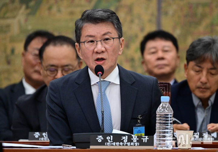 '홍명보 선임 논란' <b>정몽규 경찰</b> 출석…"부당 개입 전혀 없어"