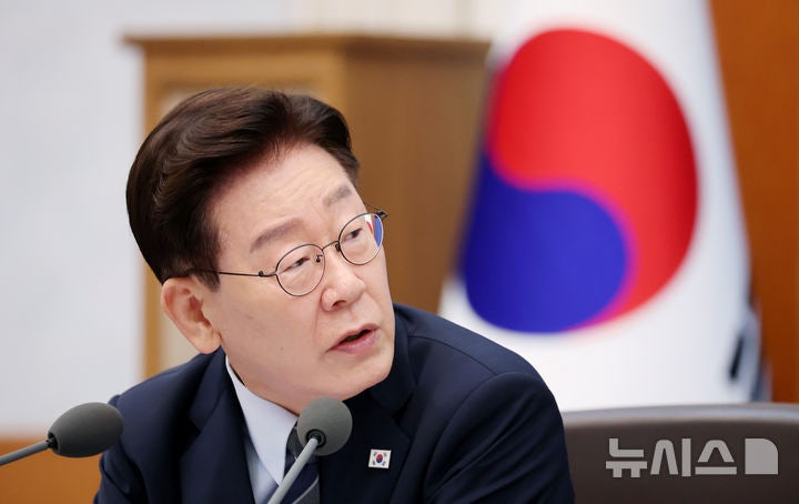 <b>이 대통령</b> "전 정권 보릿고개에 <b>성장회복</b> 더 주력…복지 후퇴한 건 아냐...