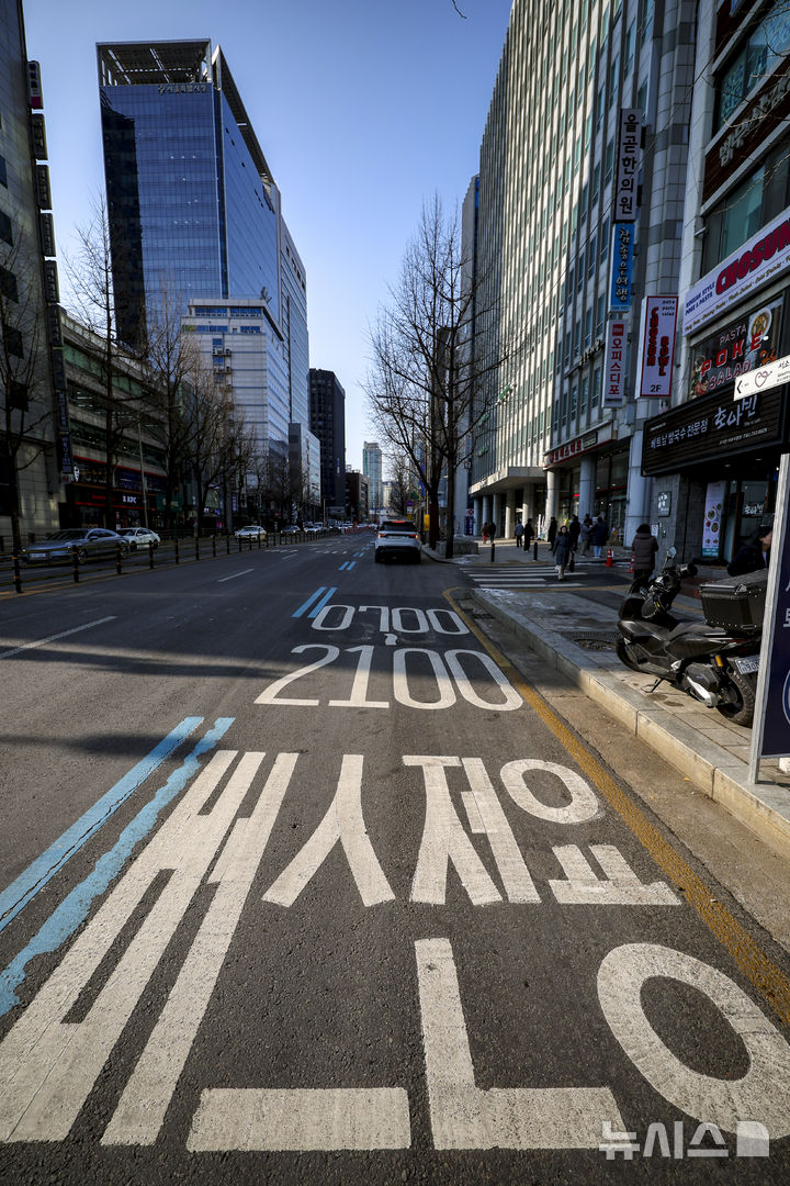 [서울=뉴시스] 정병혁 기자 = 서울시가 서울시내버스 파업으로 승용차를 이용하는 시민이 늘어남에 따라 가로변버스전용차로 운영을 임시 중지해 일반 차량 통행을 허용한다고 밝혔다. 대상은 서울시에서 운영 중인 가로변버스
