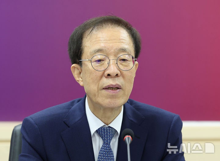 <b>이석연</b>, 연임 없이 1년 만에 물러나…"정부와 <b>국민통합</b> 철학 달랐다"