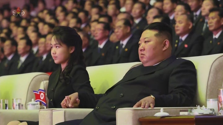 '외모도 변했다'…北 <b>후계자 수순</b> 밟는 <b>김주애</b>(종합)