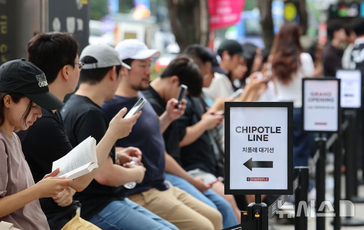 "3시간 기다려도 먹는다"…<b>치폴레</b> 국내 오픈 첫날부터 '오픈런'