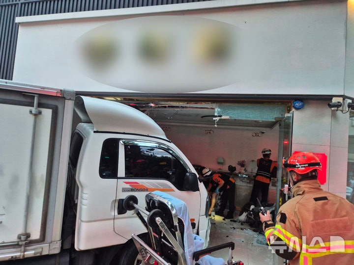 광주 도심 서 1t 트럭이 오토바이 치고 귀금속 가게로 돌진한 사연