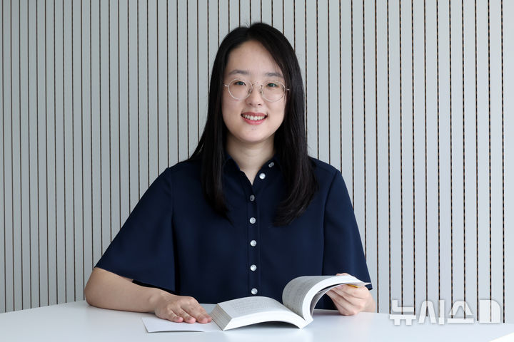[서울=뉴시스] 박진희 기자 = 최인서 작가가 지난 3일 서울 마포구 빅피시에서 인터뷰 하고 있다.최근 출간한 단행본 '한국사 이상현상 연구원'은 교보문고 베스트셀러 1위에 올랐다.2026.09.05.pak71