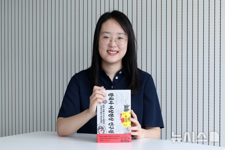 [서울=뉴시스] 박진희 기자 = 최인서 작가가 지난 3일 서울 마포구 빅피시에서 인터뷰 하고 있다.최근 출간한 단행본 '한국사 이상현상 연구원'은 교보문고 베스트셀러 1위에 올랐다.2026.09.05.pak71